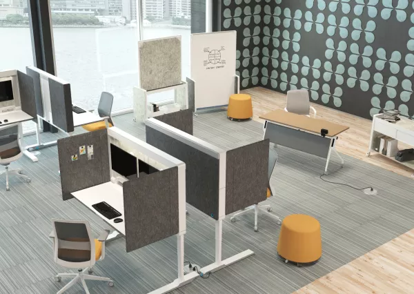 AMQ Amobi mobile workstations and team dividers in an agile office